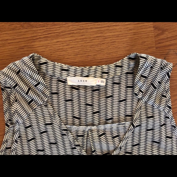 Lush Sleeveless B&W Business Casual Blouse - Picture 5 of 5